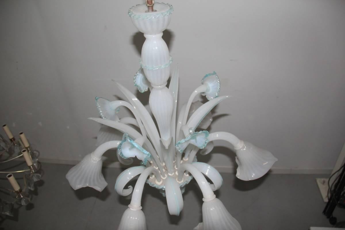 Verre de Murano Lustre en verre de Murano, blanc irisé avec décorations en bleu en vente