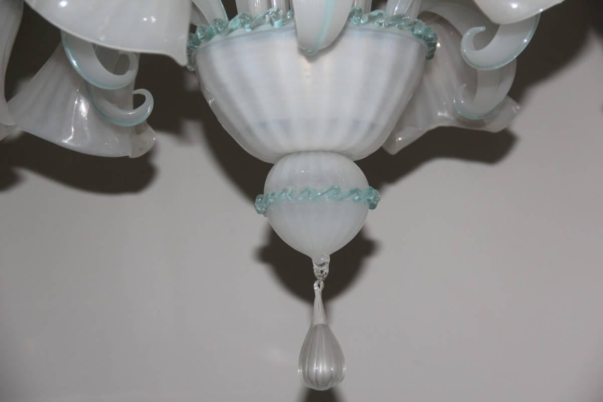 Lustre en verre de Murano, blanc irisé avec décorations en bleu Excellent état - En vente à Palermo, Sicily
