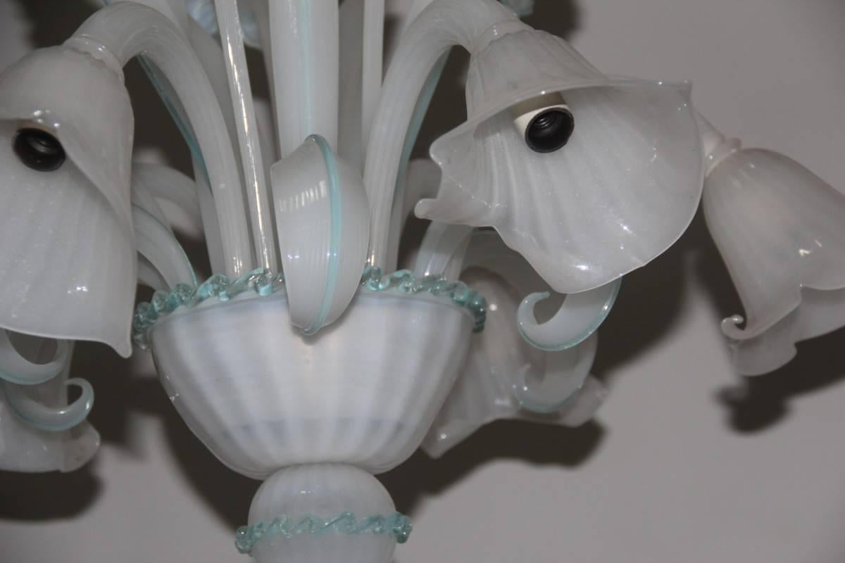 Lustre en verre de Murano, blanc irisé avec décorations en bleu en vente 1