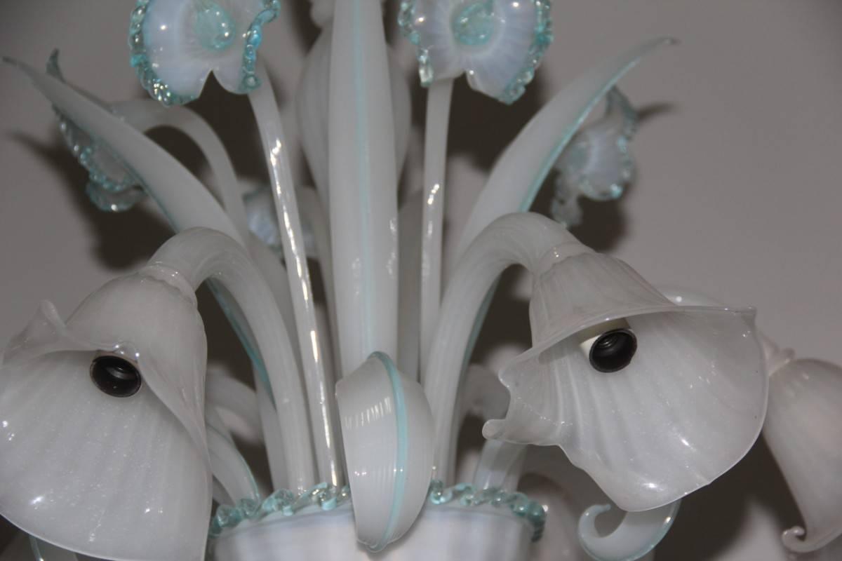 Lustre en verre de Murano, blanc irisé avec décorations en bleu en vente 2
