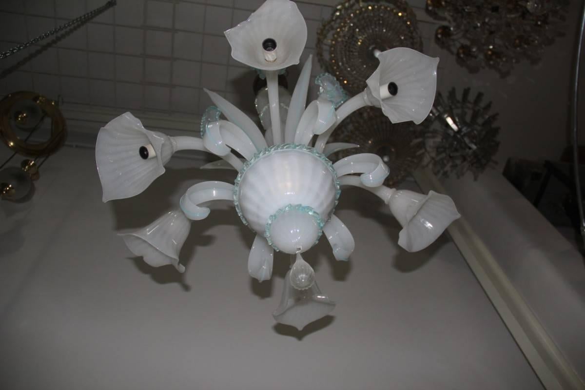 Lustre en verre de Murano, blanc irisé avec décorations en bleu en vente 3