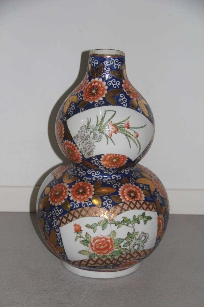 Old Chinese vase of the 1940s or so, with floral decorations.