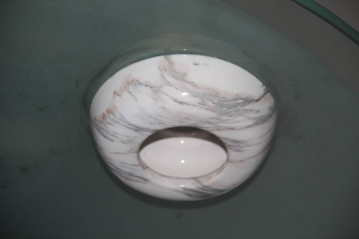 Lustre minimaliste des années 1980 en forme de soucoupe volante, en verre plat souvent satiné, avec des clous en céramique.