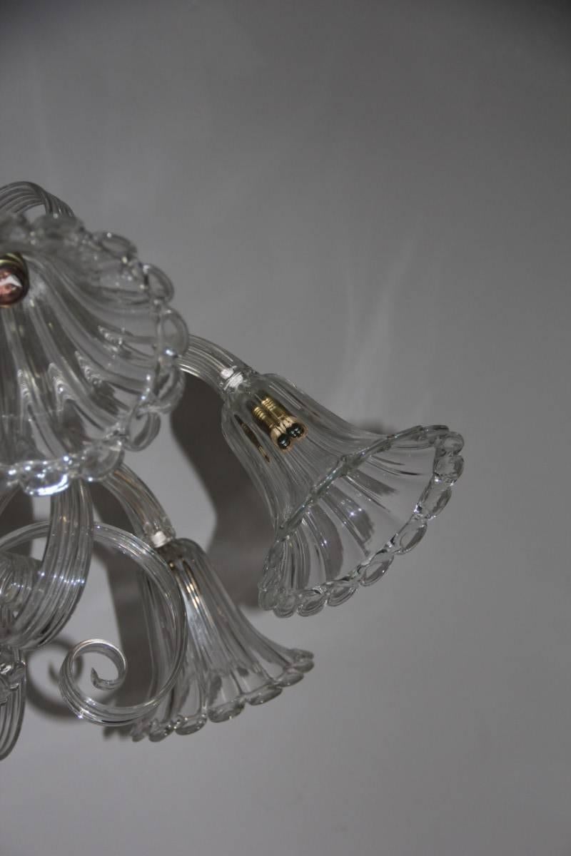 Fantastico lampadario 1940 in vetro artistico di Murano, costruito intorno all'anno 1940, ricorda molto lo stile di Ercole Barovier e Aureliano Toso, all'epoca molte fabbriche producevano questi esemplari di lampadari di sublime eleganza e