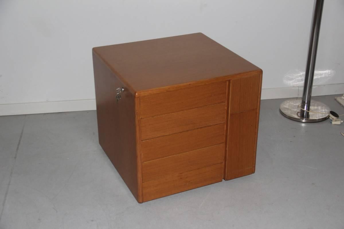 Cube minimal drawer in chestnut wood, designed to occupy a very small space, Tecno Eugenio Gerli design, 56 cm high, 60 cm wide, 60 cm deep.
You could also use it as a coffee table, retractable drawers and a waste bin.