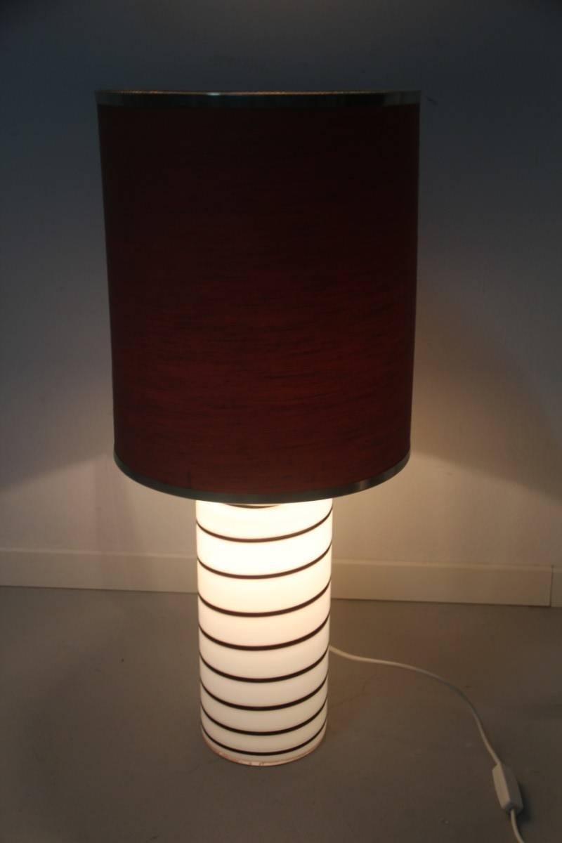 Lampe de table en Murano 1970 Italie design ,Lampe avec base en verre de Murano, dôme en tissu coloré, s'allume selon la lumière désirée, à l'intérieur du verre et à l'extérieur sur le dôme, comme sur la photo.