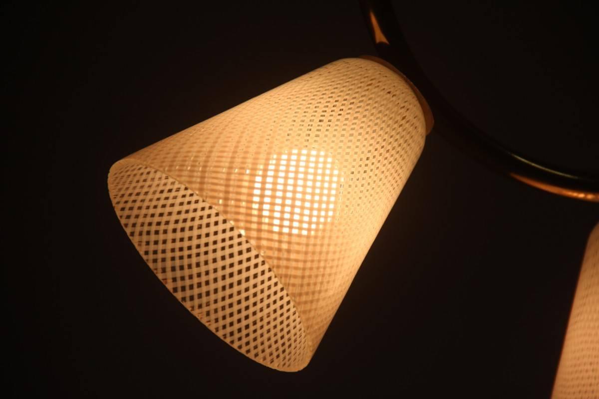 Italiano Elegante lampadario del 1950 con Reticello in ottone e vetro di Murano in vendita