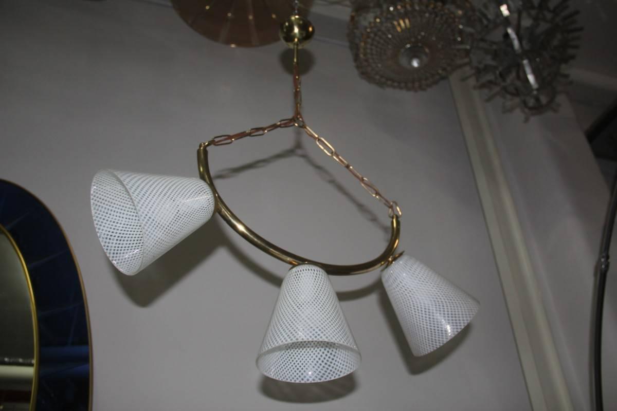 Elegante lampadario del 1950 con Reticello in ottone e vetro di Murano in vendita 1