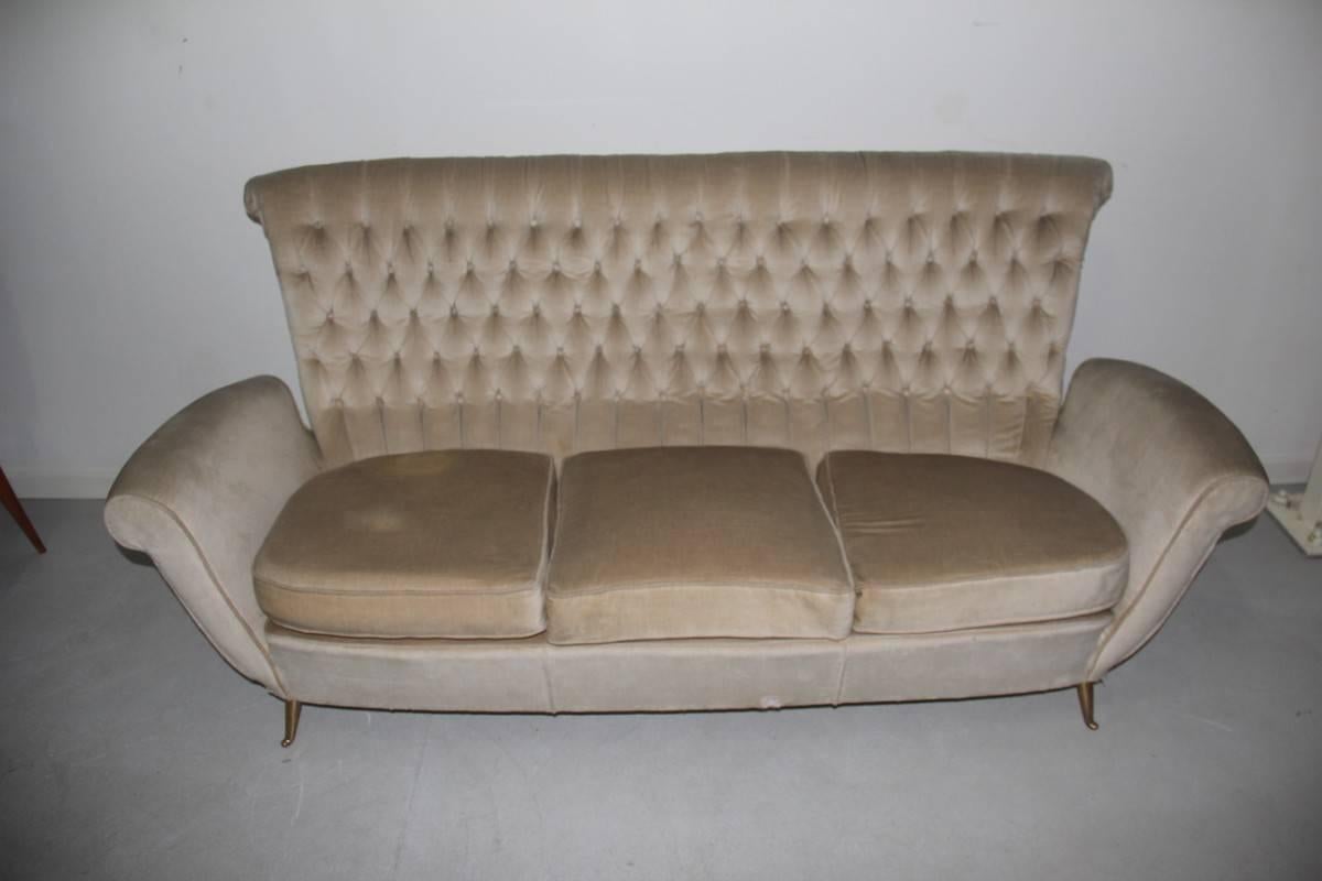Sofà Mid-Century Italian design velvet and brass, Isa Bergamo production.

The velvet is original from its 1950s and below it has a photo that has been repaired, but according to our opinion it has to be completely restored with the fabric chosen