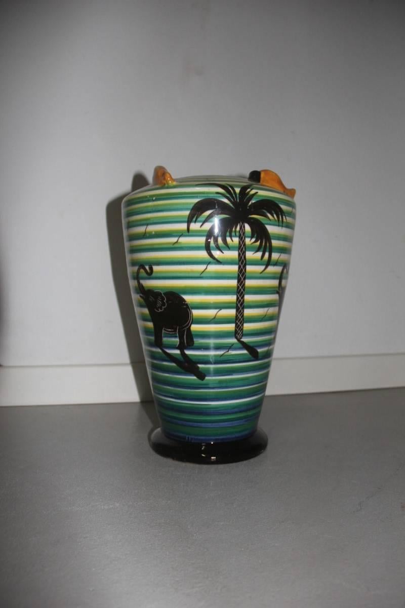 Vase Art déco' 1930 Corradini Design futuriste, avec des décorations de palmiers et d'éléphants colorés en cercles, récipient très particulier, de grande classe.