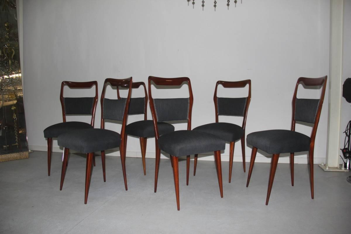 Elegante sedia di design italiano del Mid-Century, dal design minimal e chic, in tessuto di cotone grigio.