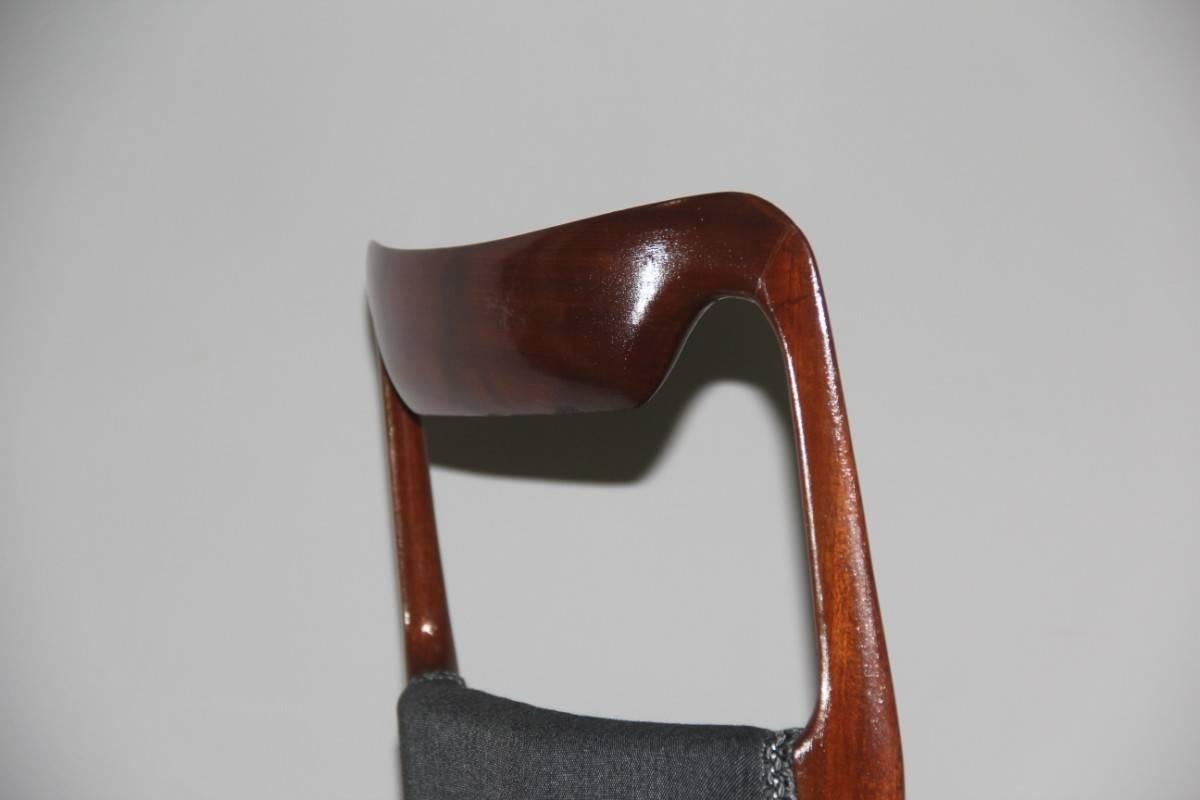 Elegant Mid-Century Italian Design Chair, Minimal and Chic Design For Sale 1