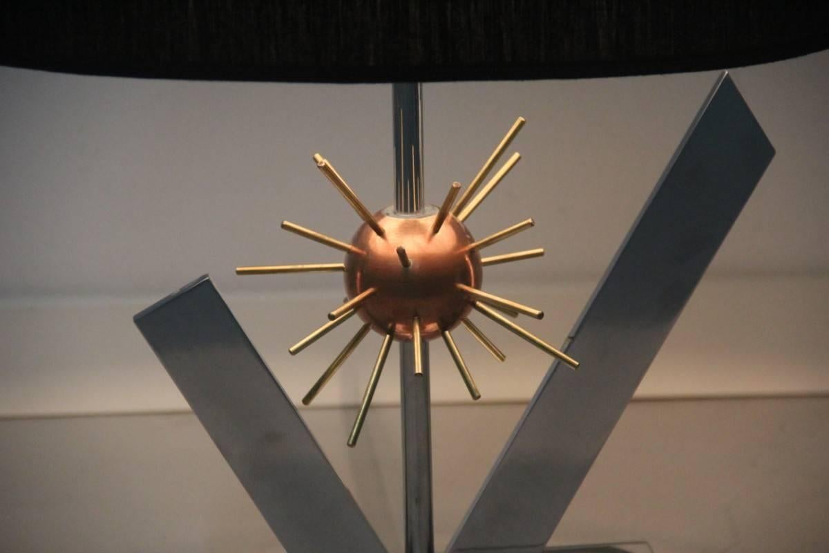 Lámpara de sobremesa de 1970, escultura central de cobre latón y metal cromado, base en perpex, única y particular en su género, cúpula en tejido negro.