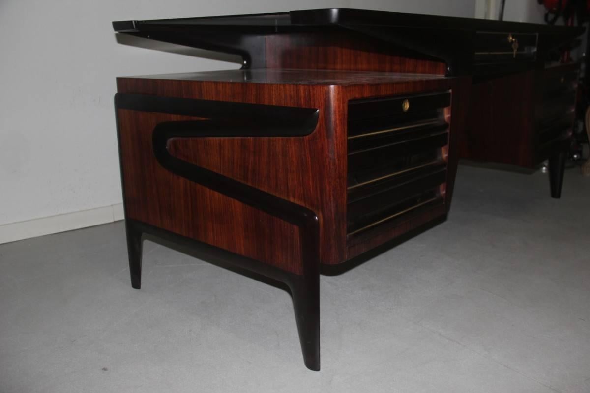 Rosewood Desk Refined Attributed Gio Ponti Mid-Century Modern design  In Excellent Condition In Palermo, Sicily