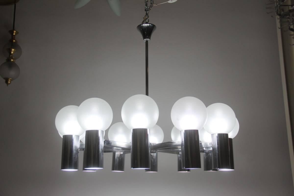 Spettacolare lampadario italiano di grandi dimensioni del 1960 circa, realizzato in metallo cromato e vetro soffiato satinato, attacco 24 e27, al momento tutte le lampadine LED hanno una potenza di 170 in totale. An He ricorda lo Stile di Arredoluce