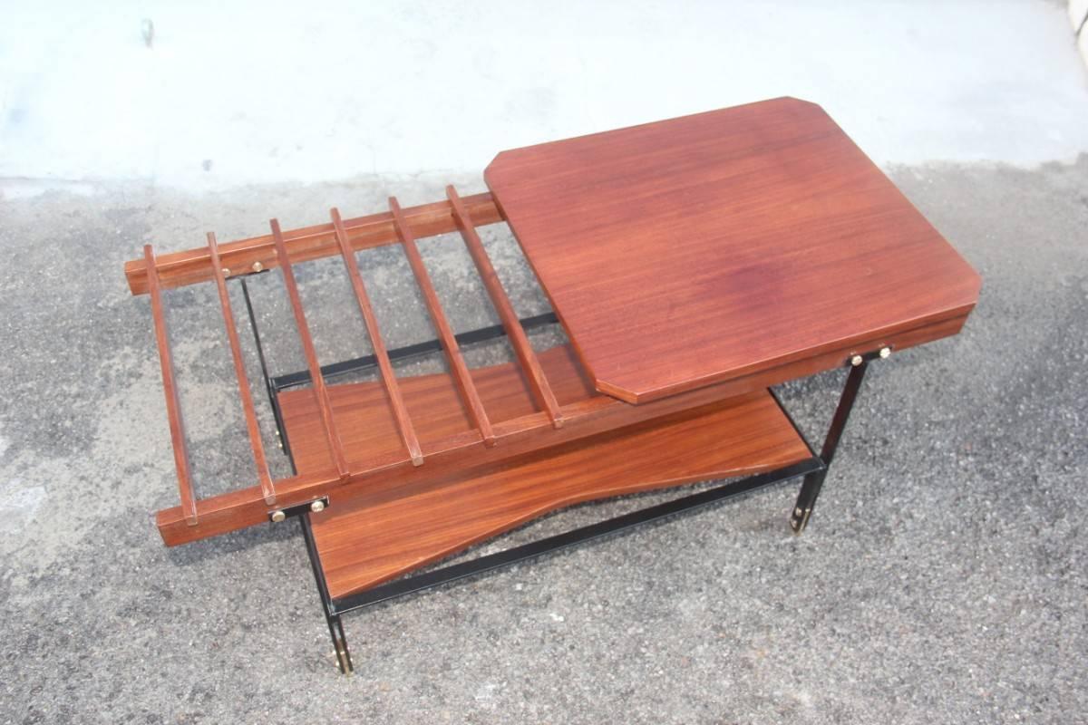 Italienischer Mid-Century-Tisch/Couchtisch, 1950er Jahre, minimalistisches skulpturales Design (Metall) im Angebot