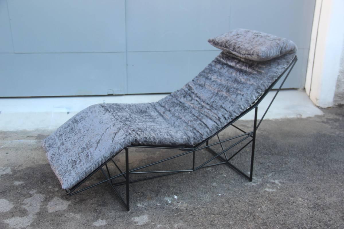 Sculptural chaise longue 1980 Paolo Passerini Minimal design, frame in black lacquered iron rod, cushion lined with chenille gray velvet.
