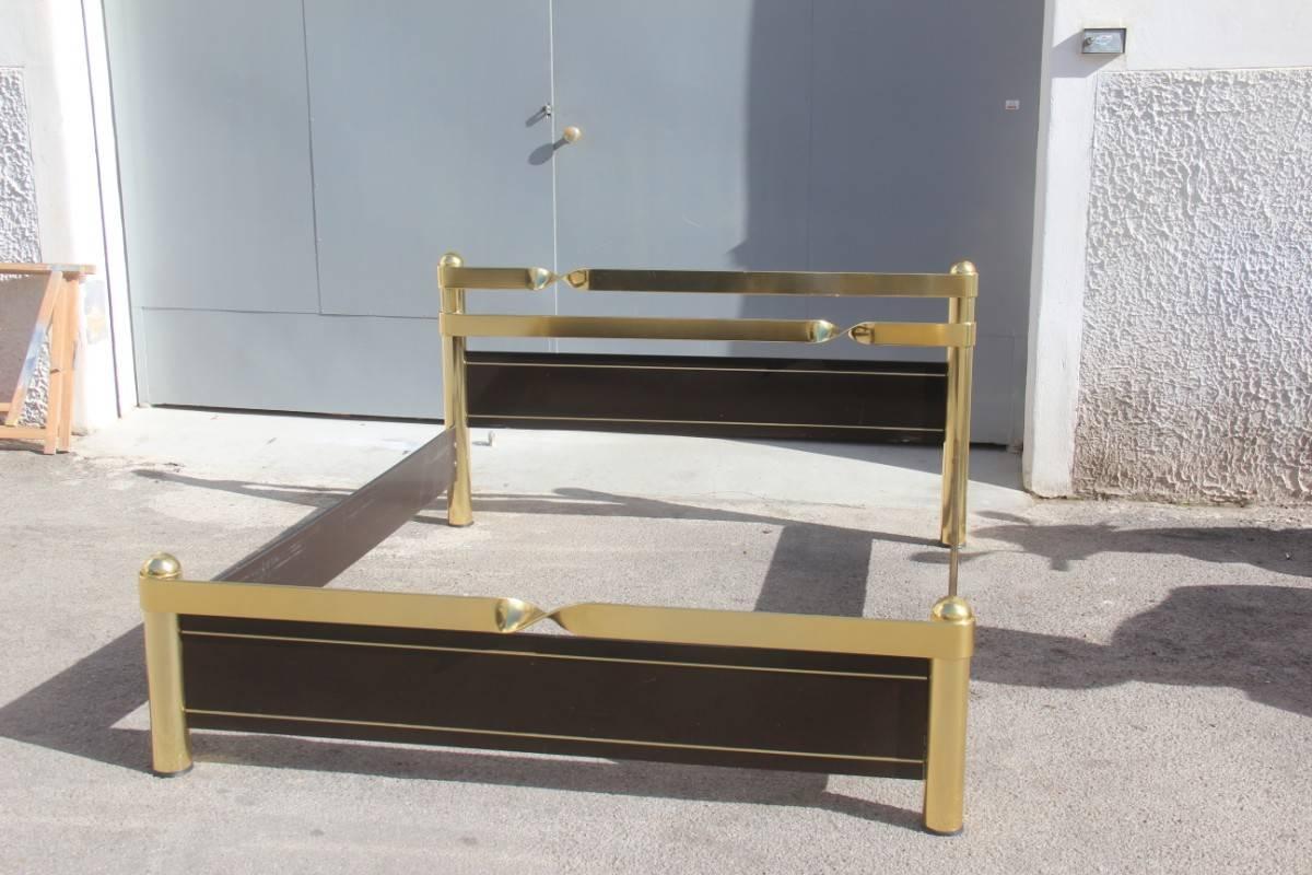 Bed Italian design 1970s black and gold very elegant Piece,
the black part is in black lacquered wood, the golden part is in golden aluminum.