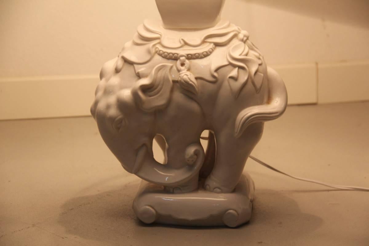 Italienische Keramik-Tischlampe mit Elefantenmotiv aus den 1970er Jahren mit Stoffkuppel (Moderne der Mitte des Jahrhunderts) im Angebot