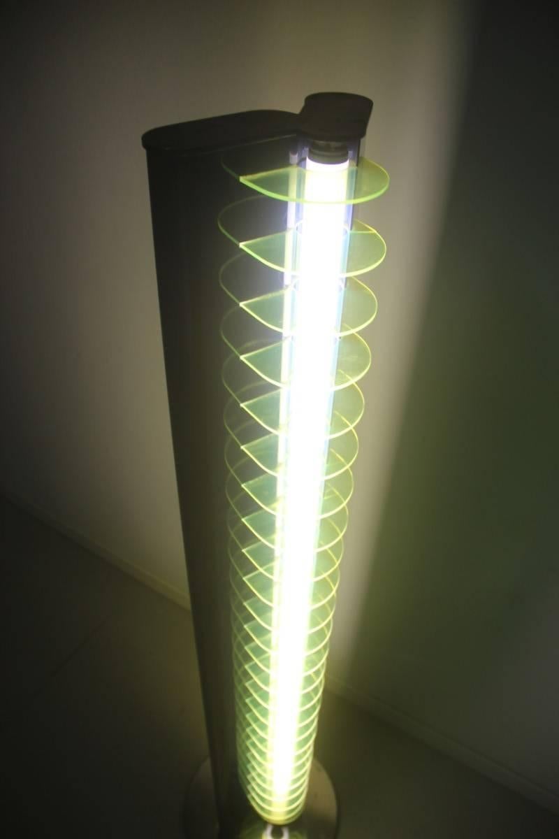 Italienische Stehlampe „Amalasunta“ Gregotti für Bilumen Pluorescent Green Blu Metal, Italien (Moderne der Mitte des Jahrhunderts) im Angebot