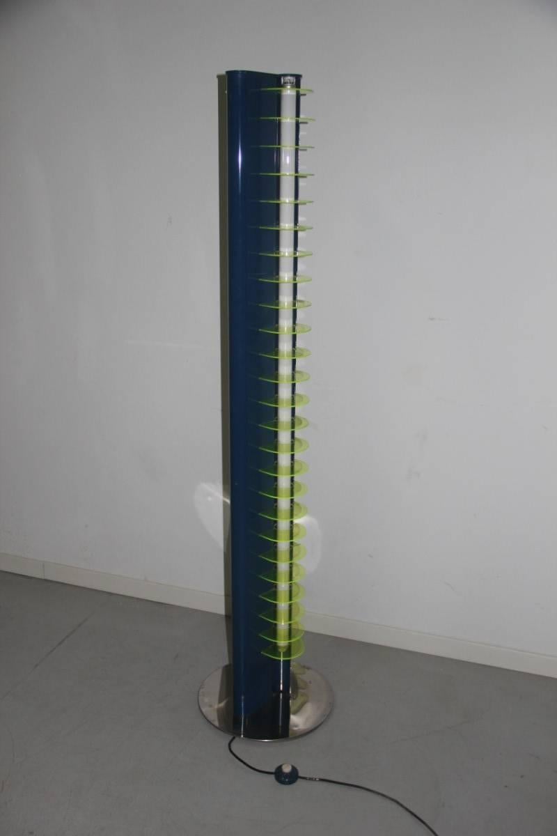 Italienische Stehlampe „Amalasunta“ Gregotti für Bilumen Pluorescent Green Blu Metal, Italien (Mitte des 20. Jahrhunderts) im Angebot