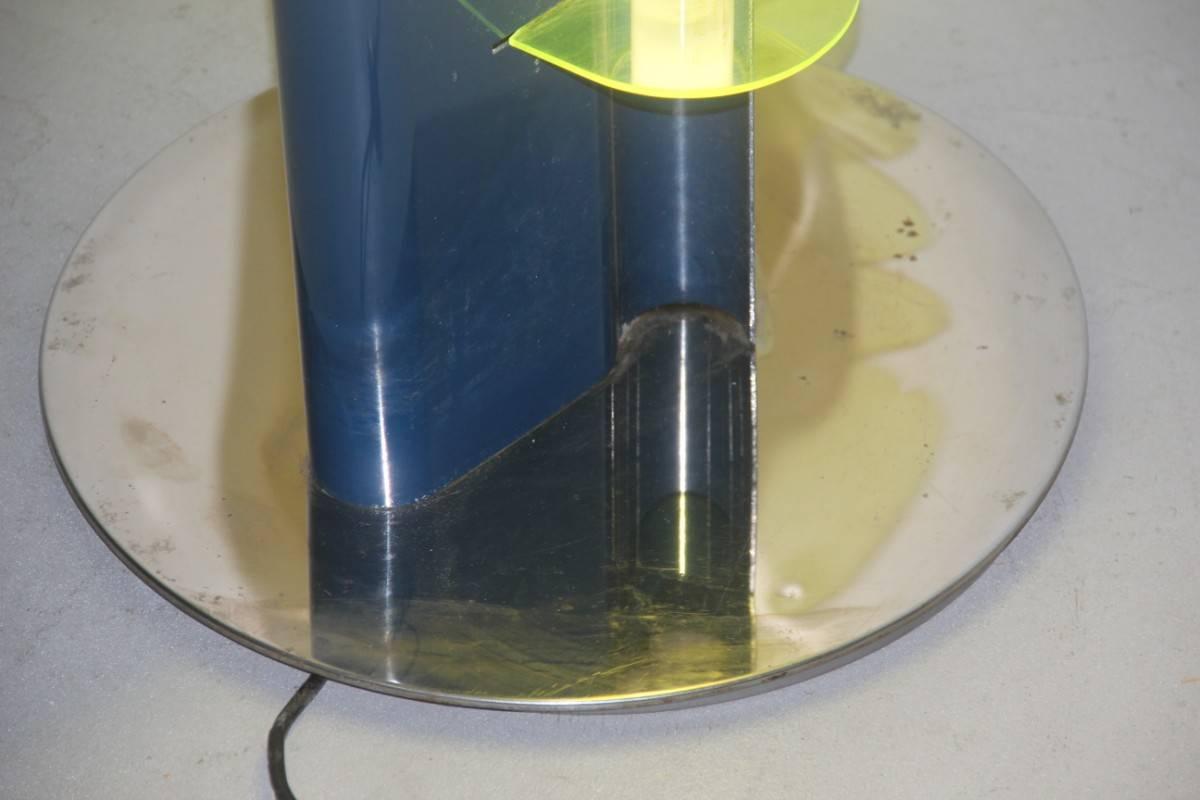 Italienische Stehlampe „Amalasunta“ Gregotti für Bilumen Pluorescent Green Blu Metal, Italien im Zustand „Gut“ im Angebot in Palermo, Sicily