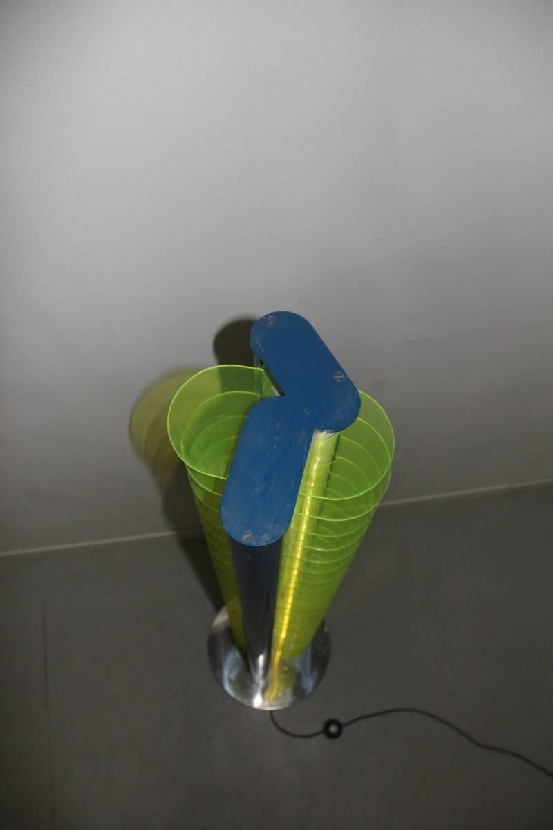 Italienische Stehlampe „Amalasunta“ Gregotti für Bilumen Pluorescent Green Blu Metal, Italien im Angebot 4