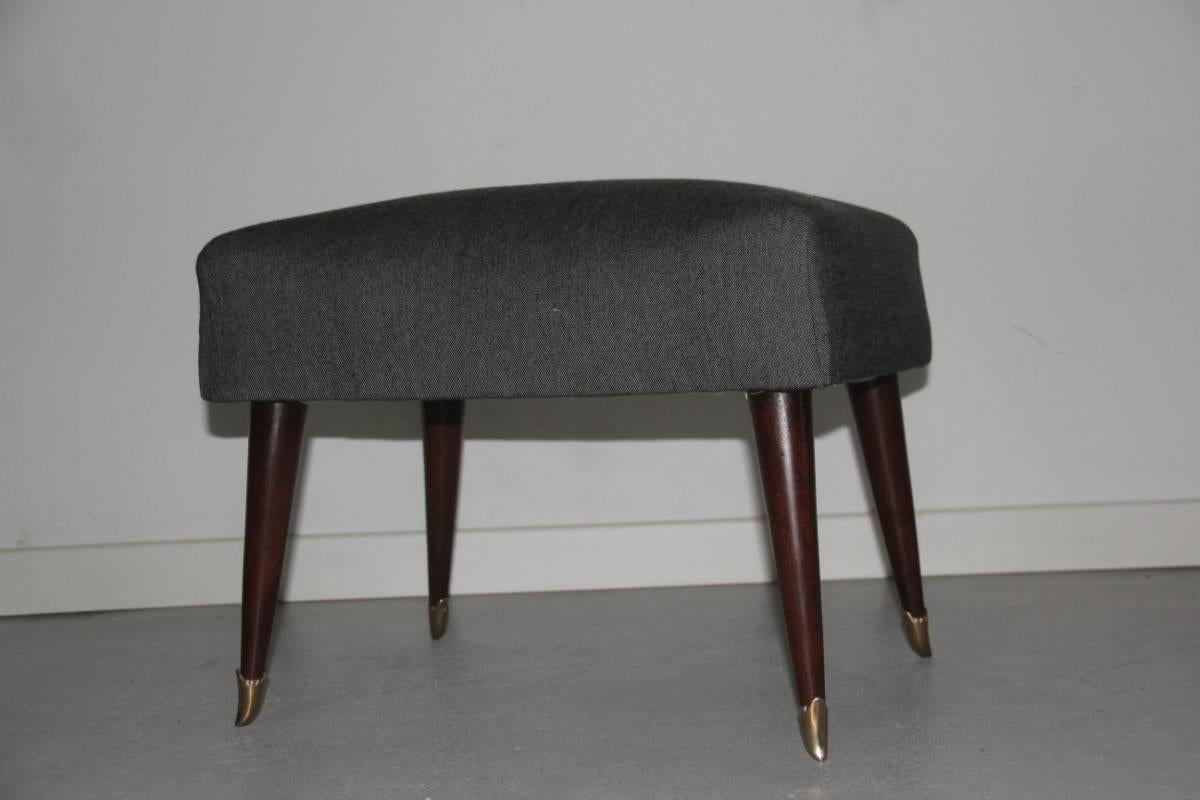 Europeo Sgabello rettangolare di design italiano di metà secolo Piedi in ottone Mogano 1950s in vendita