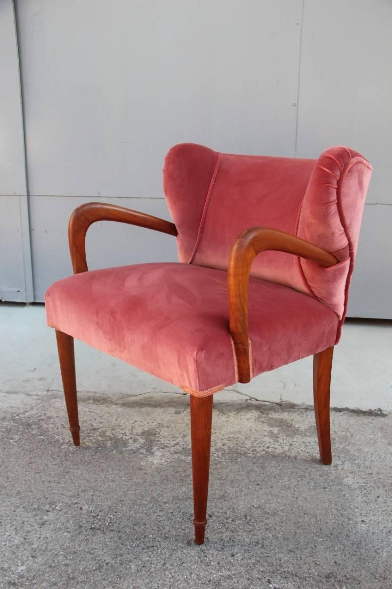 Armchair in pink velvet and Italian design Mahogany wood, very reminiscent of the style of Melchiorre Bega. Good general condition.