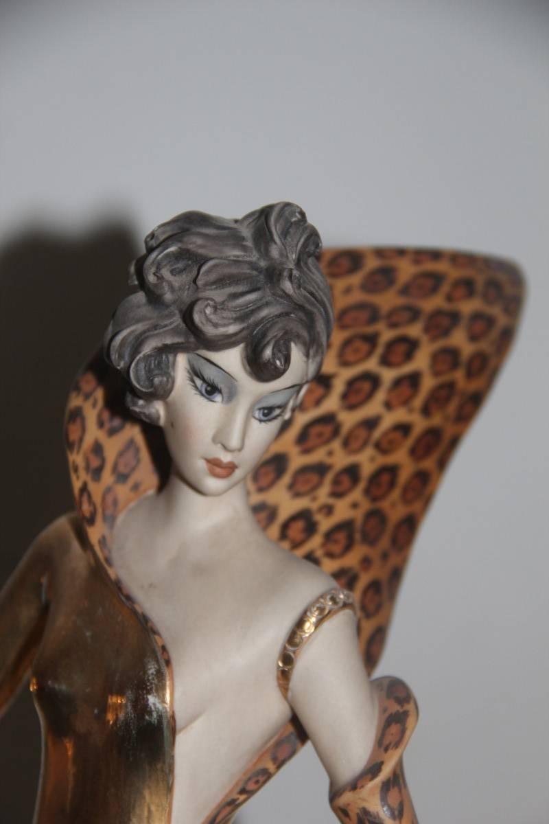 Porcelaine de Capodimonte des années 1970 Donna Vamp , entièrement réalisée à la main par des mains expertes et habiles aujourd'hui disparues, également peinte à la main, avec robe en or pur 24 carats, signée par l'artiste, édition limitée.