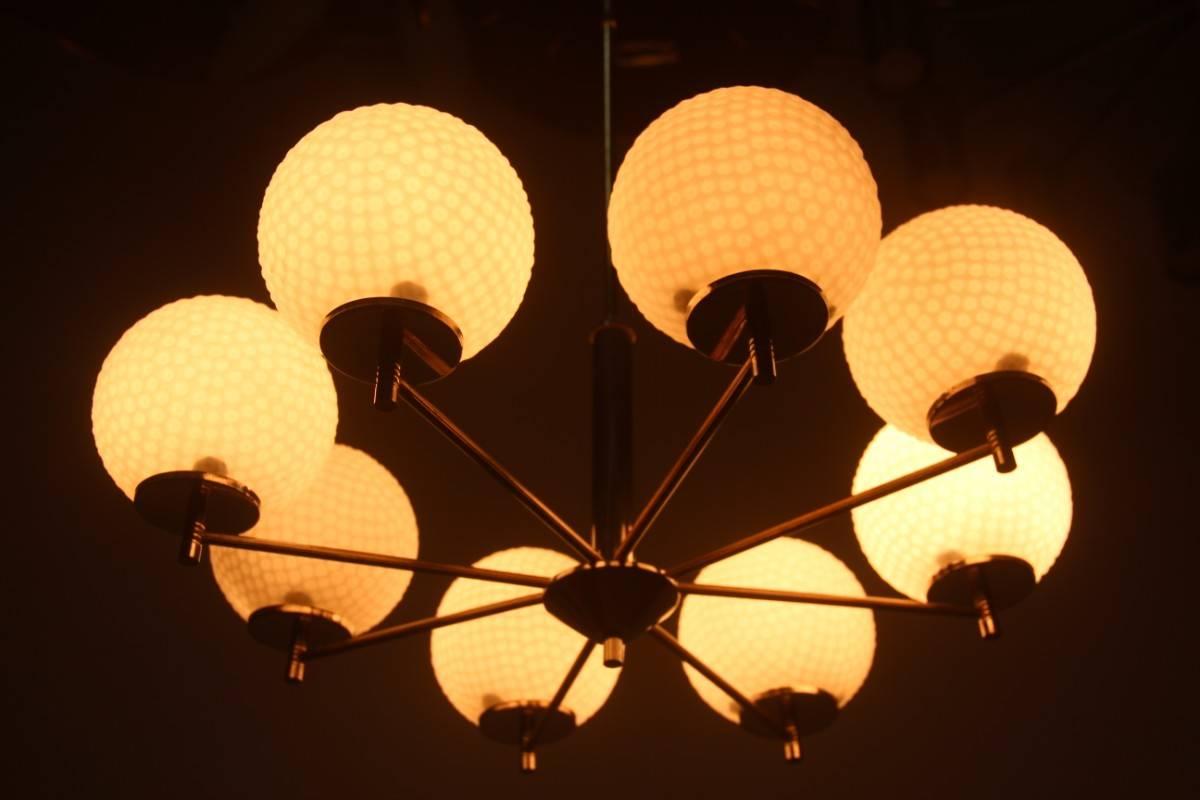 Milieu du XXe siècle Lustre italien moderne mi-siècle avec boules de verre et laiton  en vente