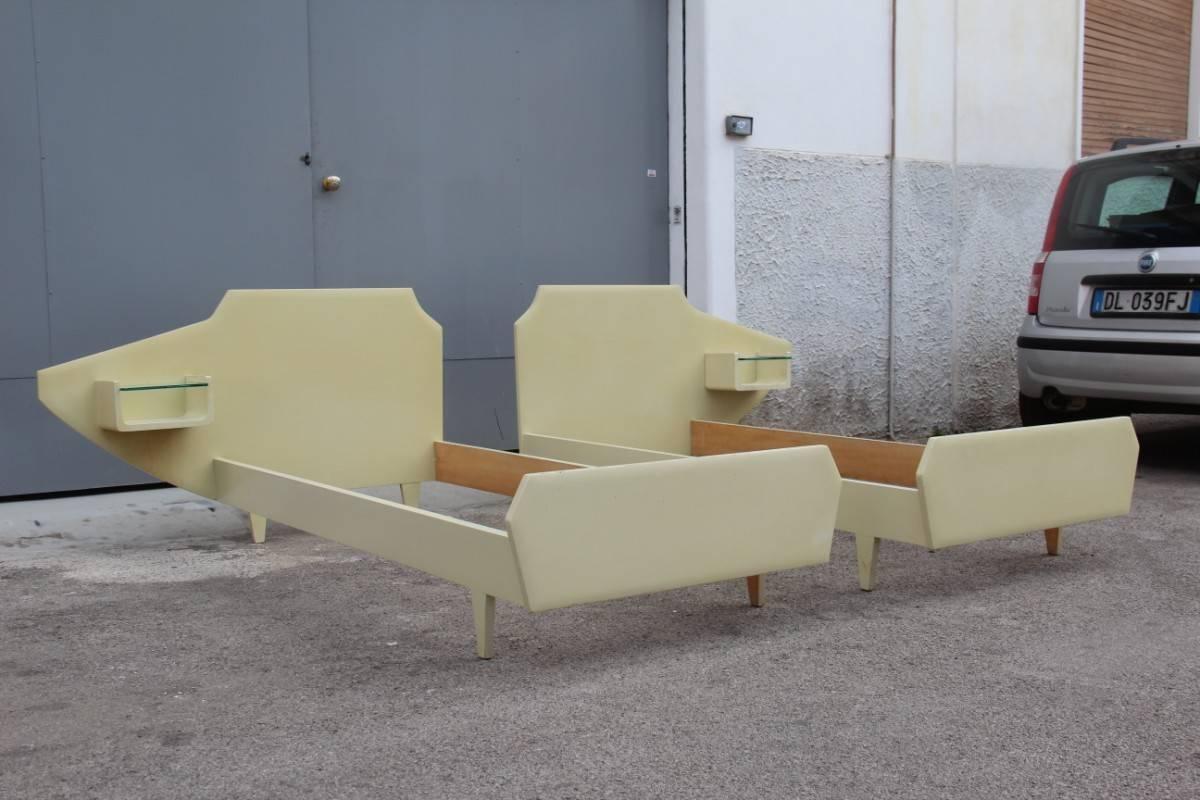 Pair of Italian Single Beds Design Dassi Wood Lacquered Mid century Modern In Good Condition In Palermo, Sicily