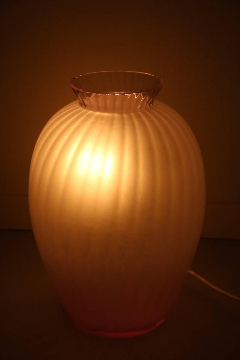 Particular lamp in the shape of vase Carlo Moretti Murano art glass 1970, elegant and particular design, wisteria color.