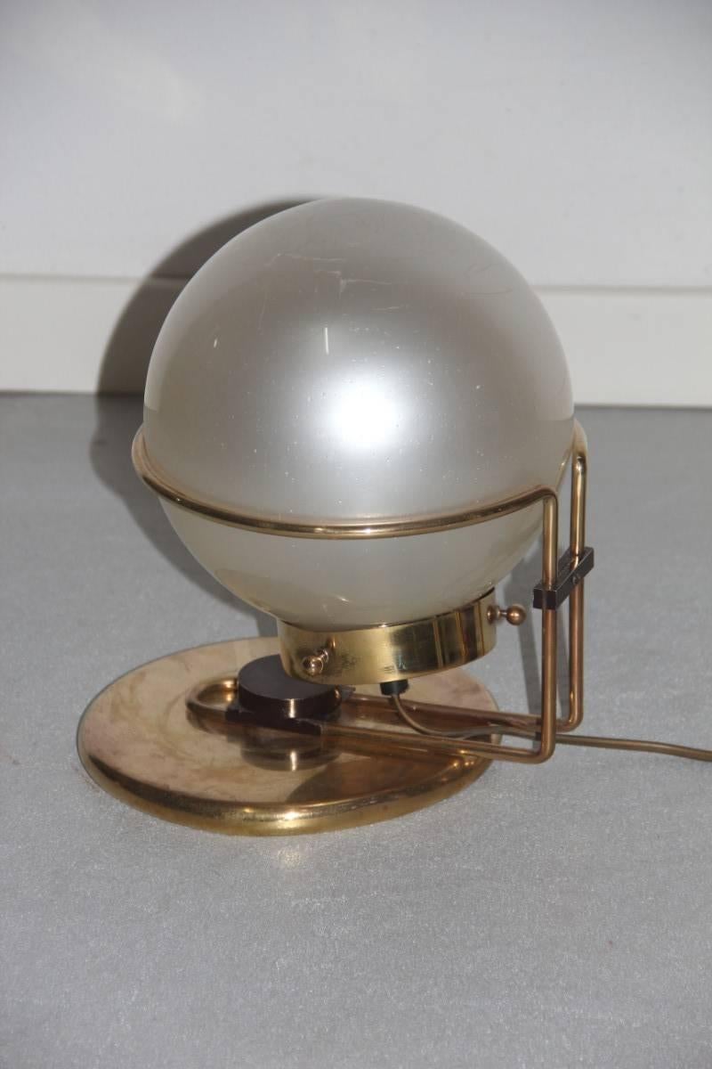 Particulière lampe de table italienne en laiton et verre Valenti design, la bulle a des fissures internes dues à la chaleur mais pas de casse.