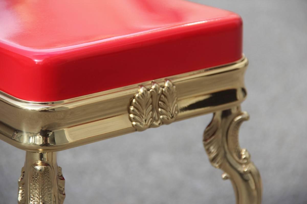 Tabouret italien en laiton massif et plexiglas rouge, années 1950, en laiton massif et plexiglas rouge, très amusant et d'un grand effet d'ameublement.