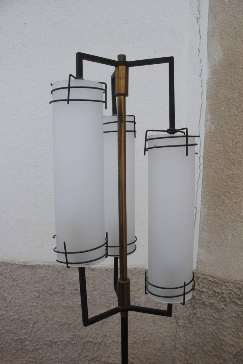 Lampadaire italien de design du milieu du siècle dernier en verre et laiton, attribué à Stilnovo Bon état - En vente à Palermo, Sicily
