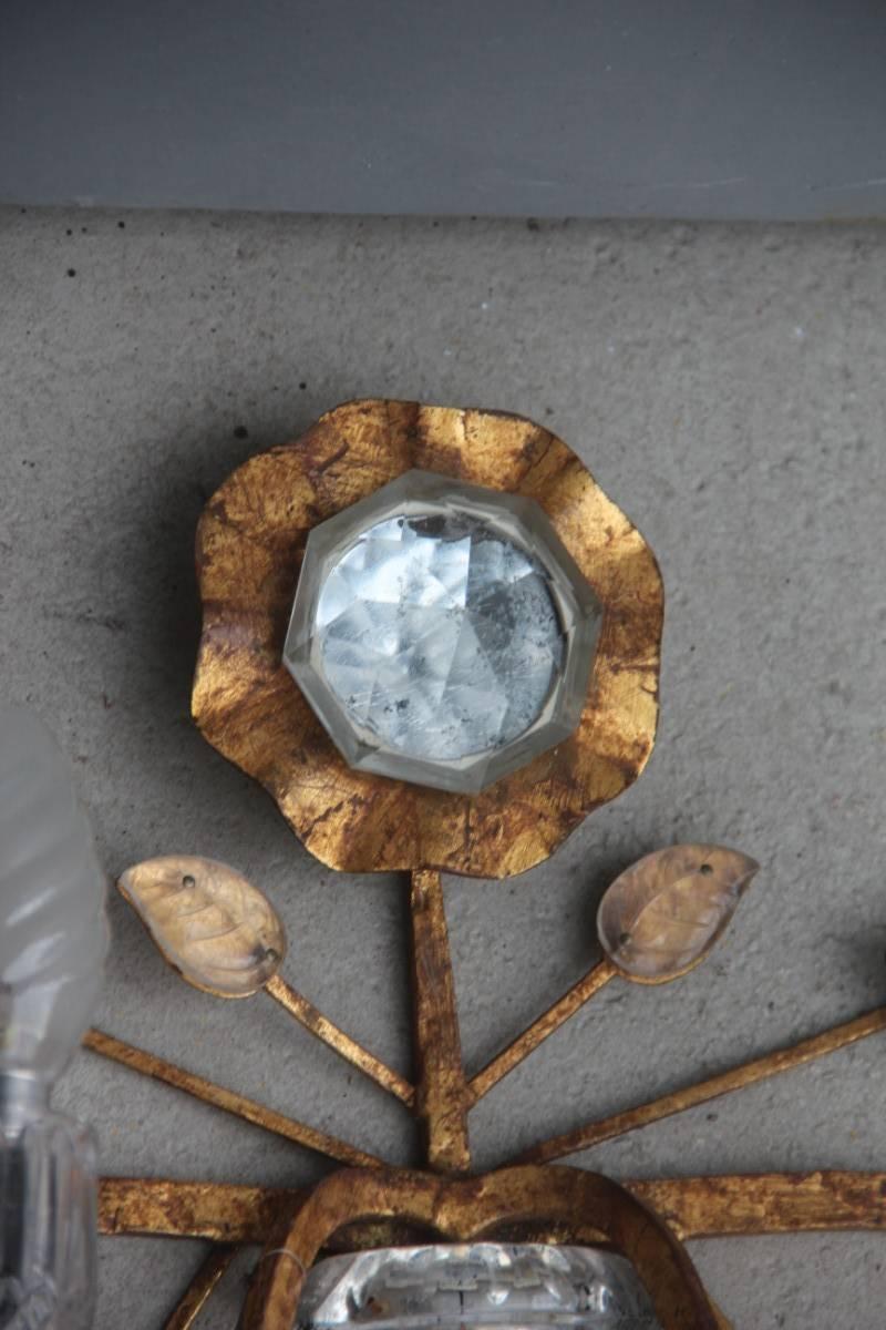 Mid-Century Modern Grande applique en cristal et métal plaqué or attribuée à la Maison Jansen en vente