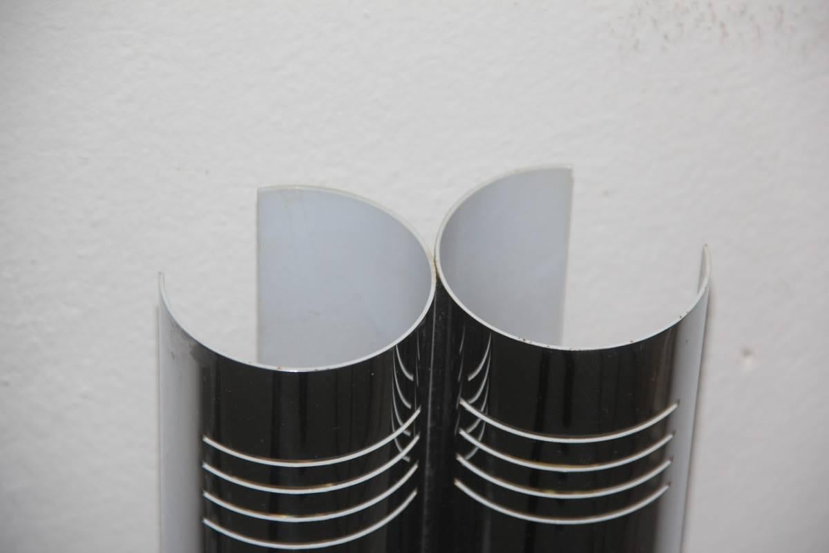 Minimalistische minimalistische Wandleuchter aus Stahl, geschwungen, 1970er Jahre (Ende des 20. Jahrhunderts) im Angebot