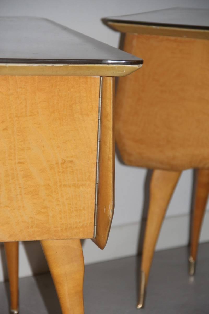 Milieu du XXe siècle Tables de nuit érable avec partie en laiton et verre coloré italien, design des années 1960 en vente