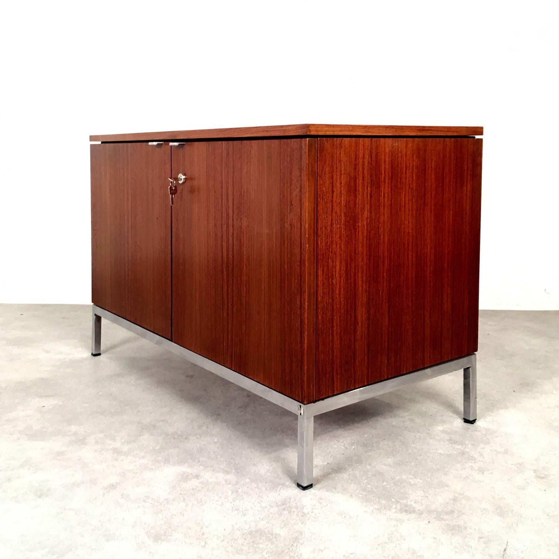 Mid-Century Modern Rosewood Credenza by Florence Knoll for Knoll International