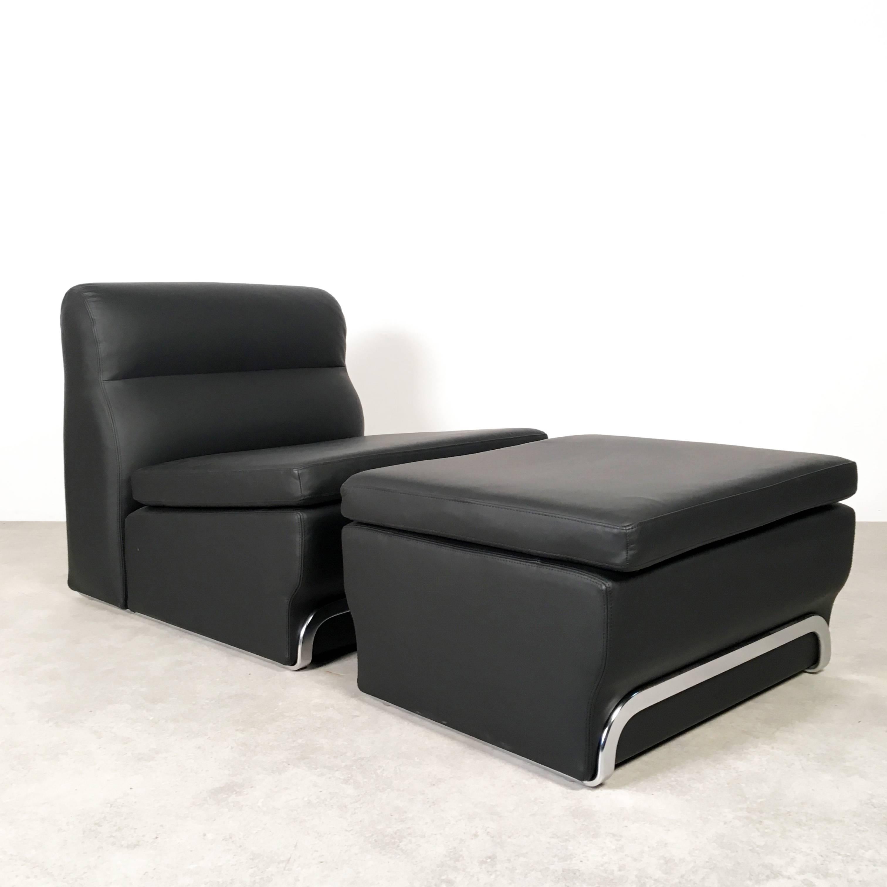 Rare lounge chair with ottoman, designed in 1972 by Horst Brüning, manufactured in Germany by Kill International. Brüning designed some of the icons of German furniture design. This chair is a perfect example of his work in the late 1960s or early