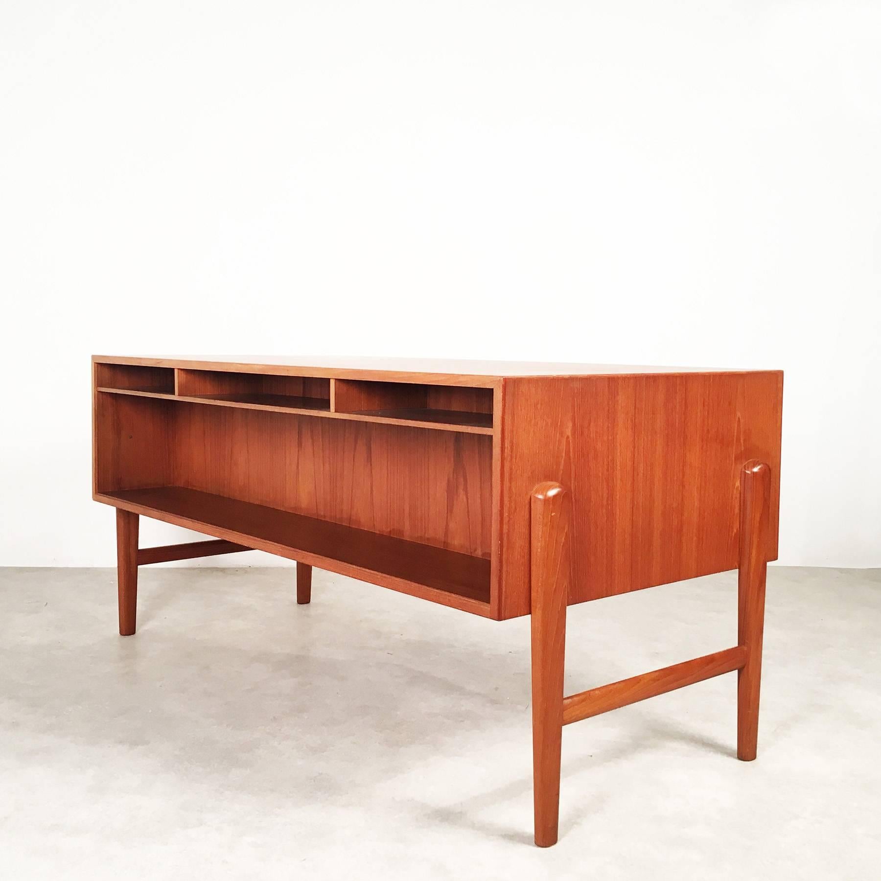 Danish Teak Writing Desk, 1960s In Good Condition For Sale In Cologne, DE