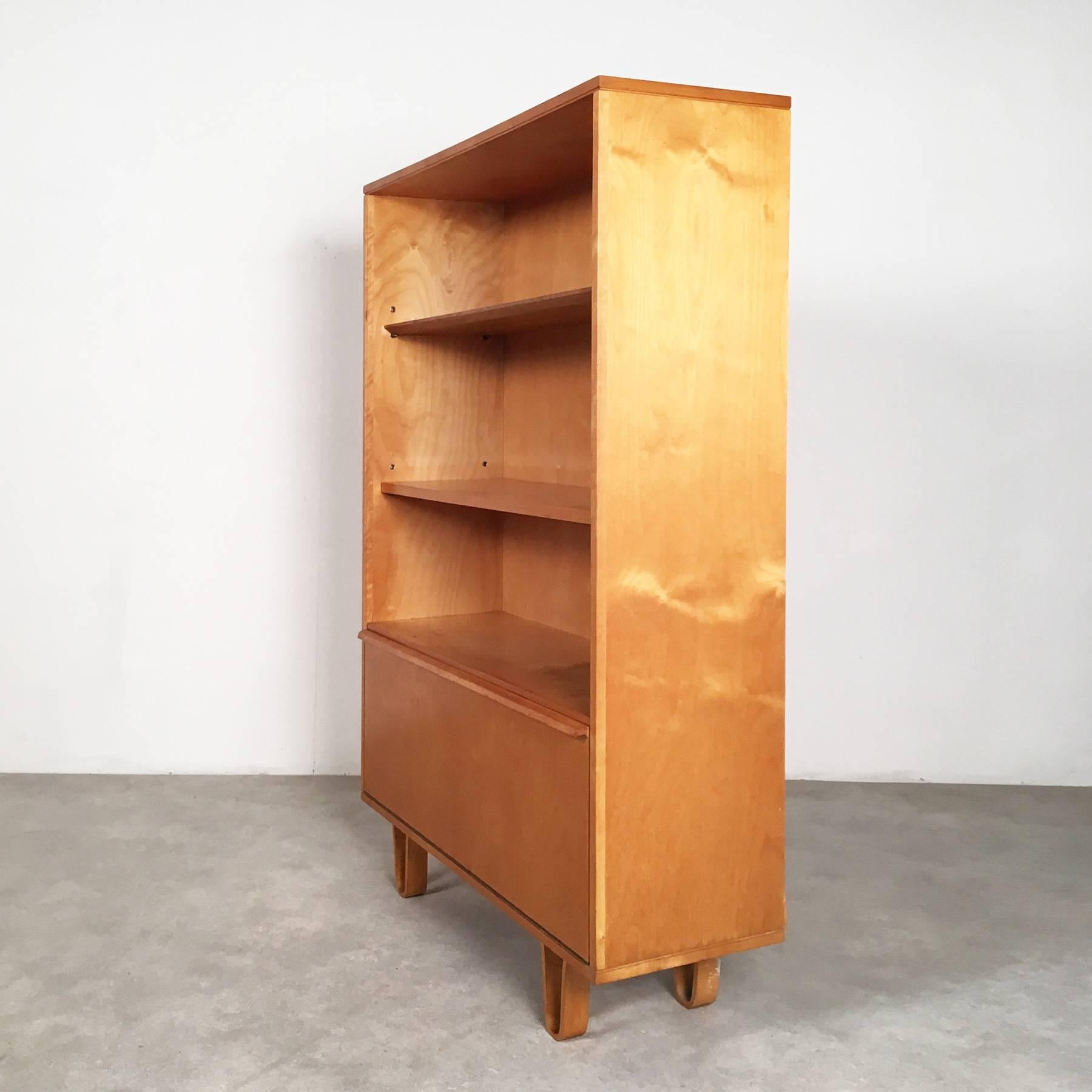 Beautiful bookcase from the Birch series, designed in the 1950s by Cees Braakman, manufactured in the Netherlands by Pastoe. The Birch series is one of the most beautiful and sought after works of Braakman. It stands out for its simple but beautiful
