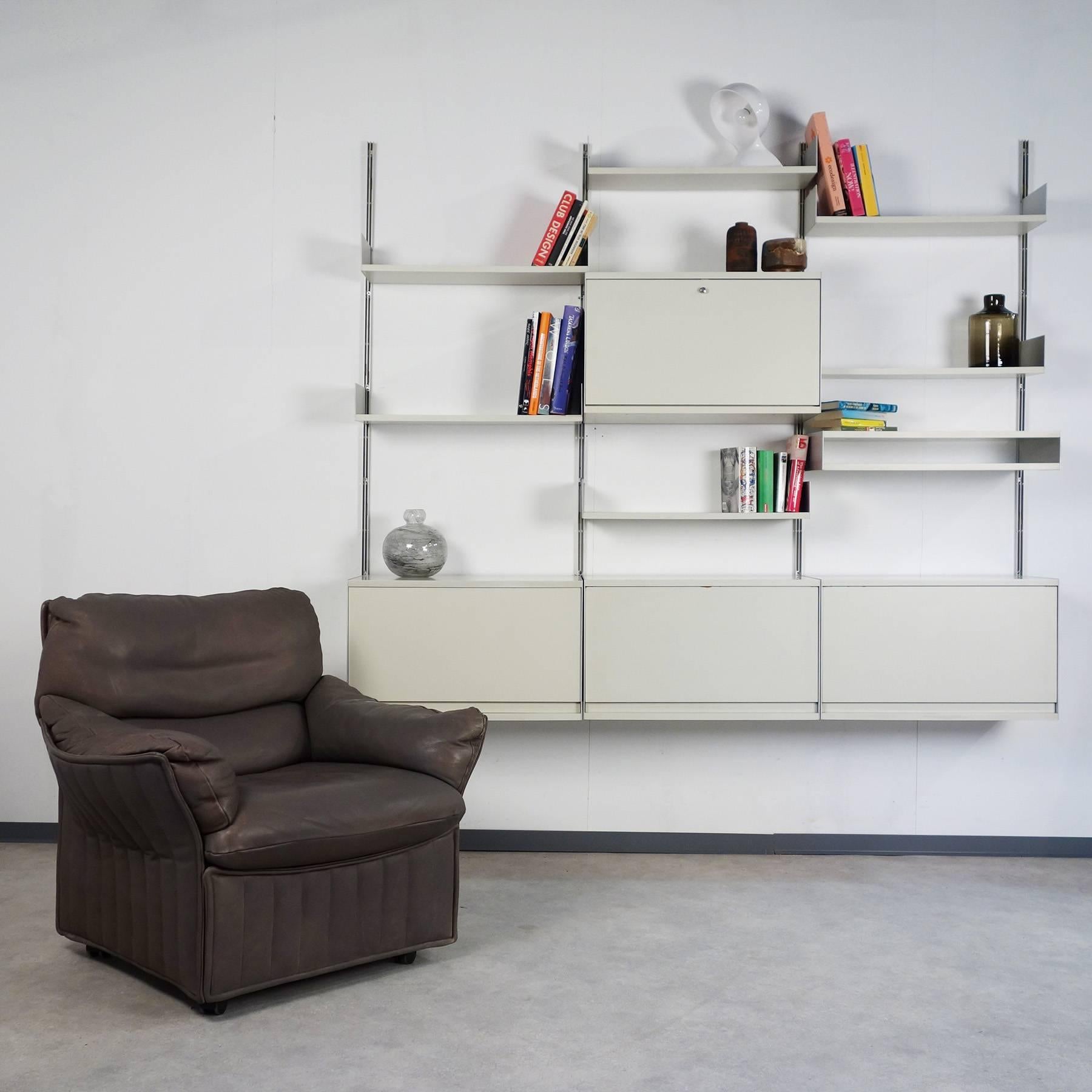 Wall unit from the 606 series, designed in 1960 by Dieter Rams, manufactured in Germany by Vitsoe. The system is one of the best known classics of West German furniture design. It plain, elegant, extremely functional and modular.

The unit