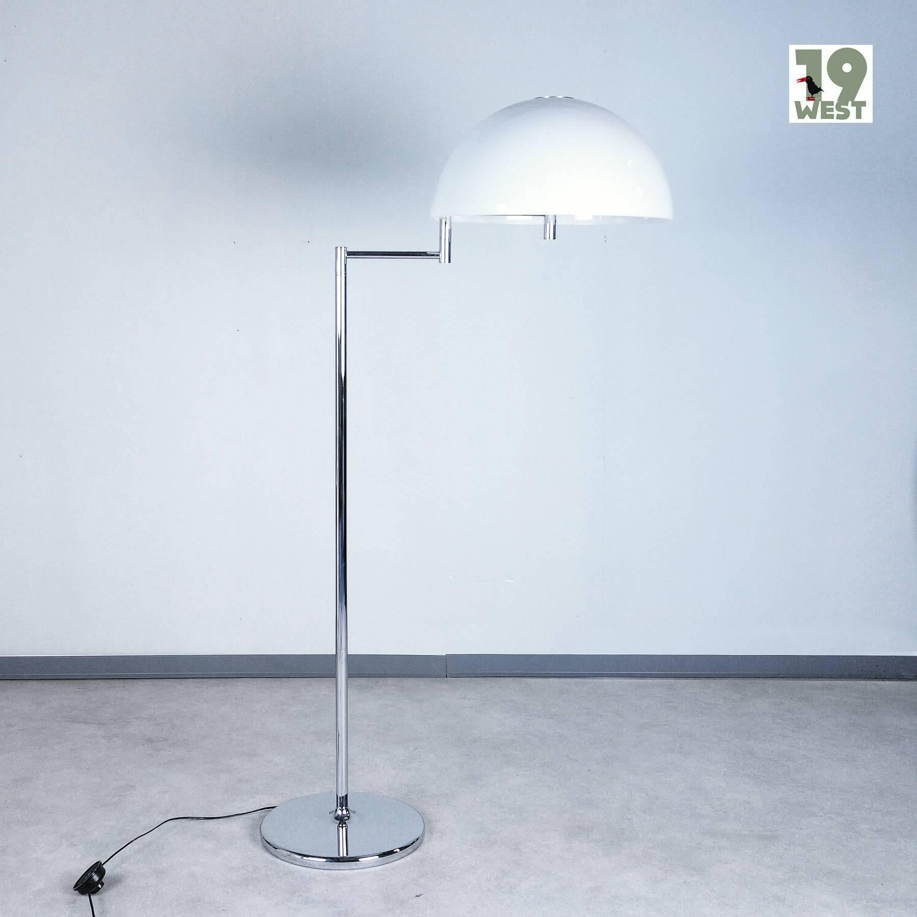 Floor lamp from the 1970s, manufactured by Swiss Lamps. Very nice model in Classic design, very high quality workmanship. The shade of the Luminaire can be swivelled.
 
The lamp is made of chrome-plated steel and white, slightly translucent