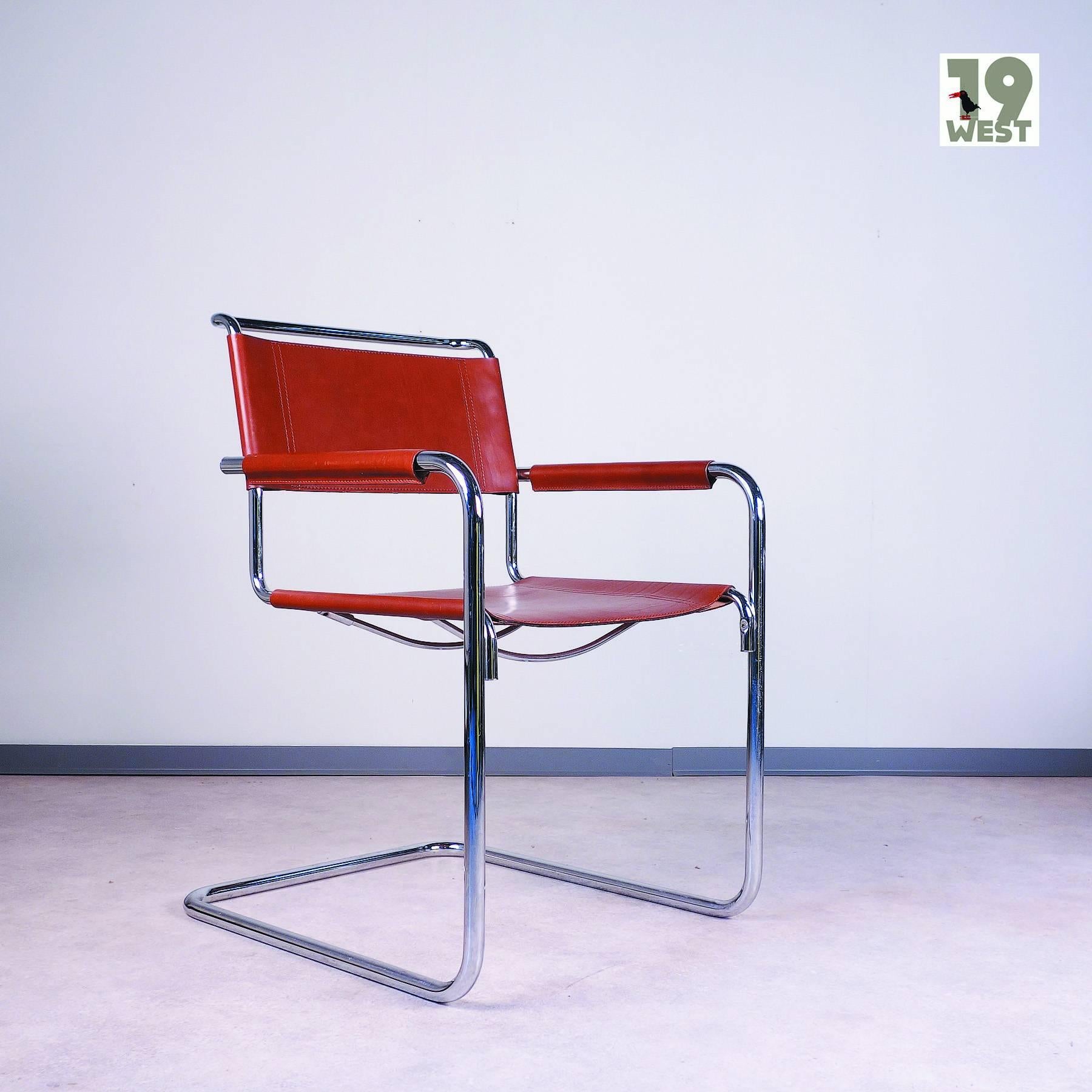Tubular steel cantilever chair from the 1980s, manufactured by Linea Veam. High-quality furniture, which is strongly reminiscent of works by Mart Stam and Marcel Breuer. The armchair is made of chrome-plated tubular steel and covered with thick