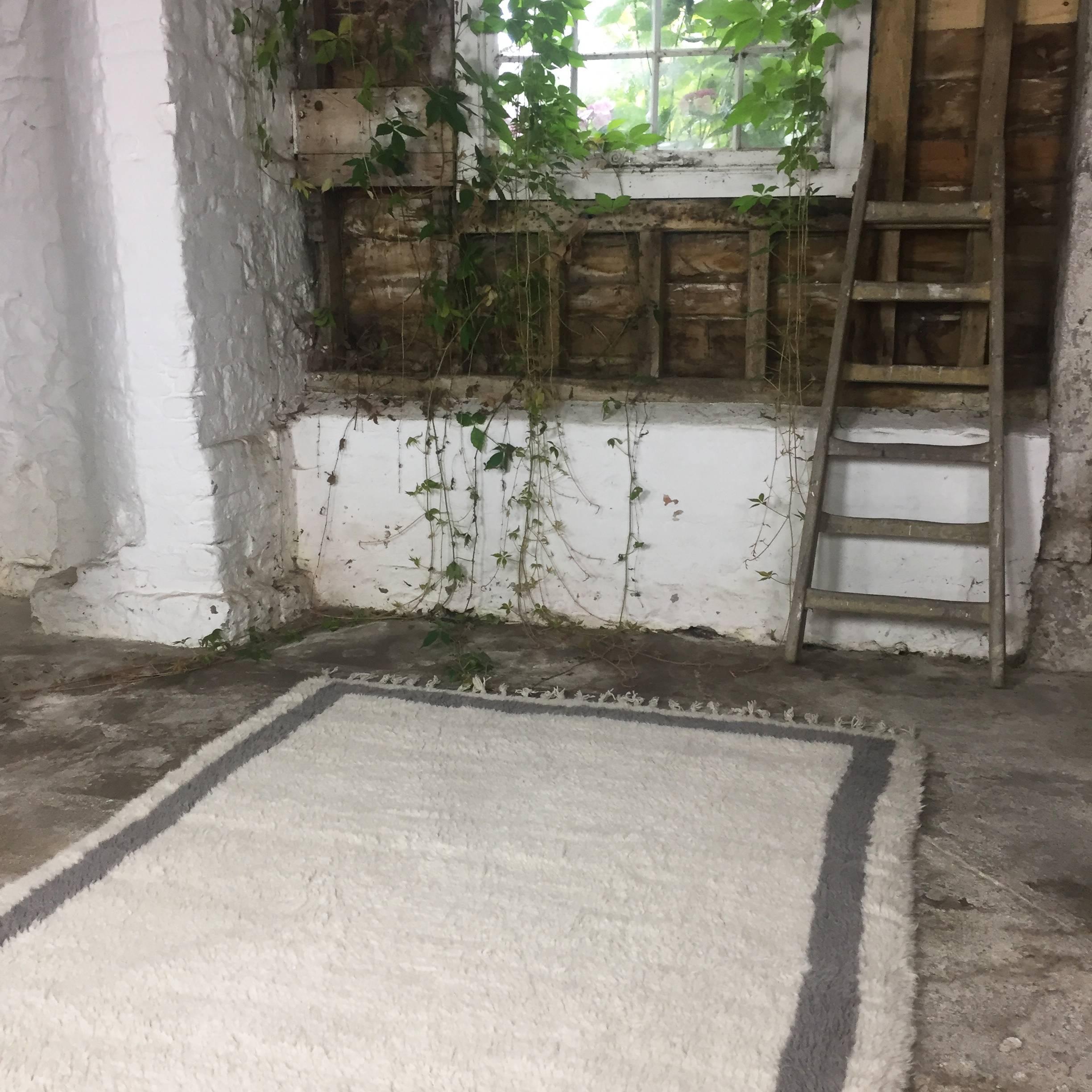 Atlas Ivory and Dark Grey Shaggy Wool Rug In Excellent Condition For Sale In Egerton, Kent