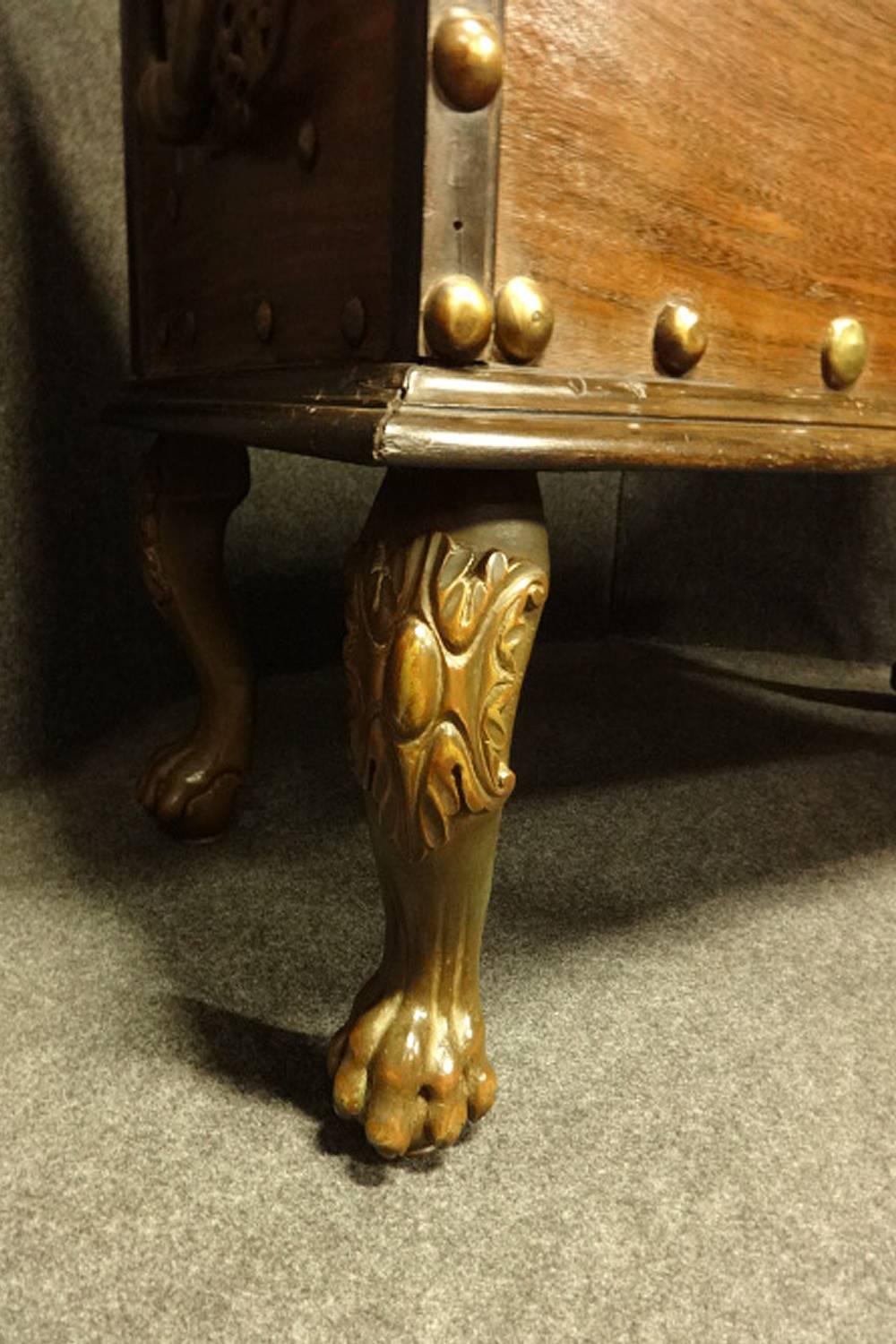 Brass studded Teak Coffer In Good Condition In Applyby Magna, Staffordshire