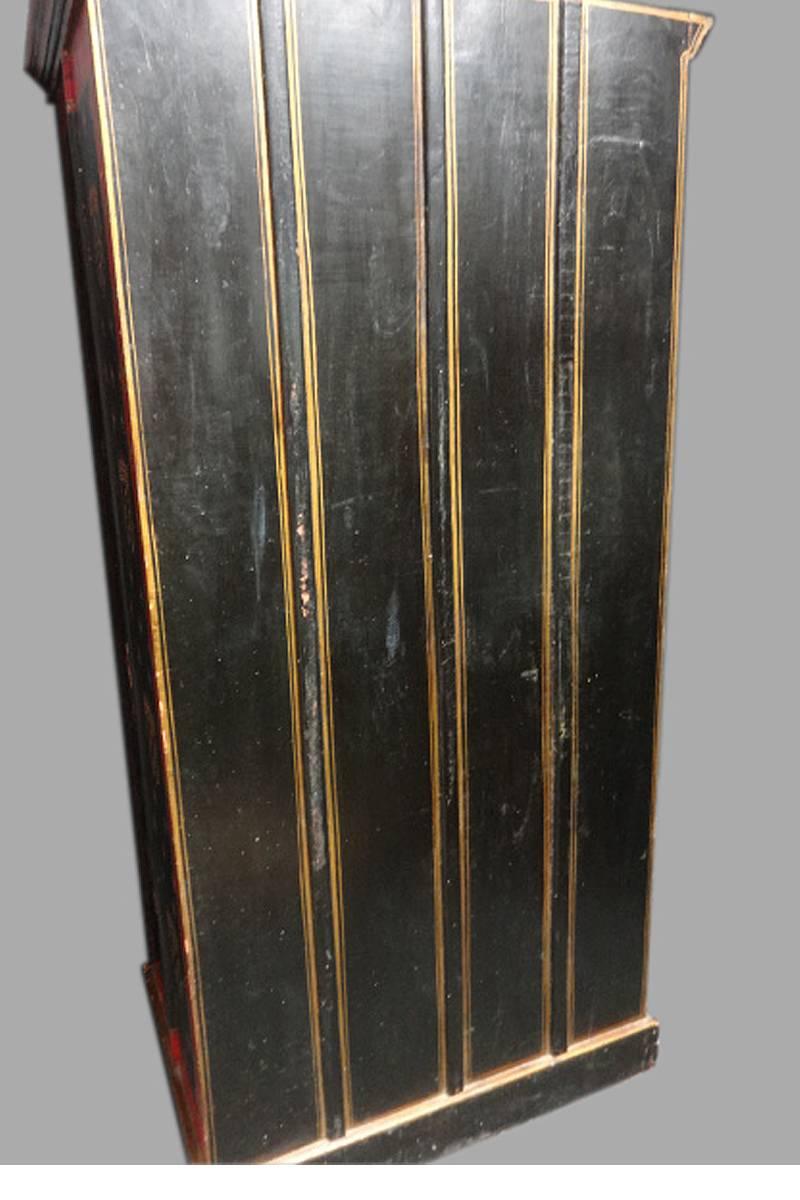 A superb heraldic painted hardwood hall wardrobe, with two inner shelves (top and bottom) and hanging rail, brass handles, in very good original condition.

Measures: 79