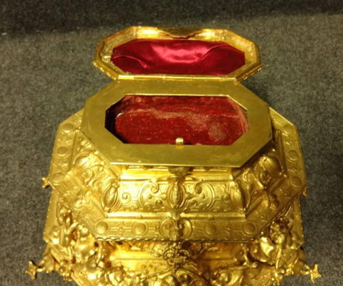 Outstanding French Gilt Bronze Table Jewellery Casket C.1850 In Excellent Condition For Sale In Applyby Magna, Staffordshire